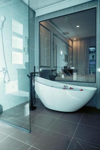 Queen Suite with Pool View