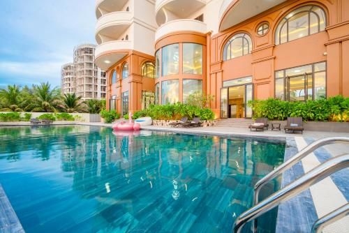 เดอะ เมย์ บีช โฮเทล (The May Beach Hotel)0