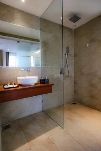 Apartment with Pool View