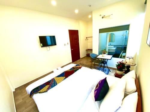 Deluxe Room (2 Adults + 1 Child)