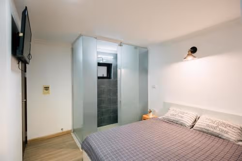Studio with Spa Bath