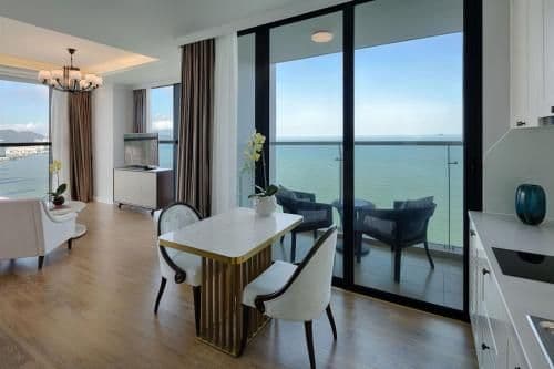 Grand Studio Ocean View King Bed