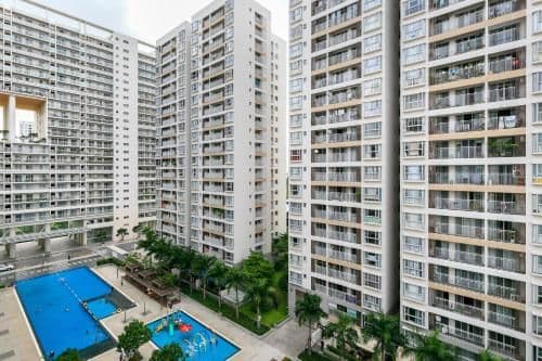 Apartment with Pool View