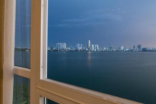 Apartment with Lake View