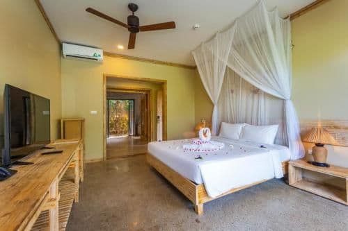 Hill Bungalow with bathtub