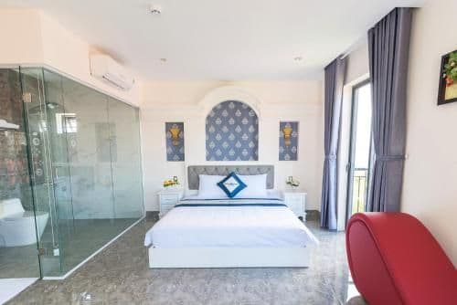 Suite with Balcony and Lake View