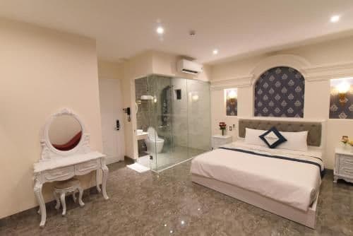 Suite with Balcony and Lake View