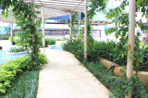Apartment with Pool View