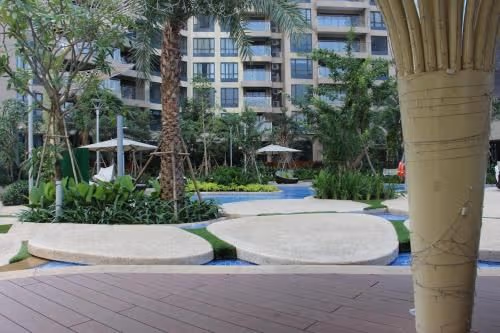 Apartment with Pool View