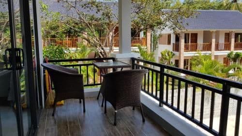 Apartment with Pool View