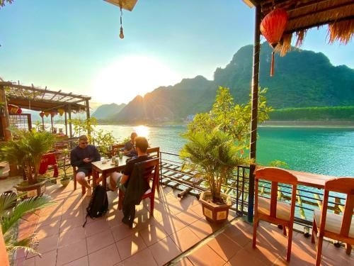 ฟองญา โคโค่ ริเวอร์ไซด์ (Phong Nha Coco Riverside)0