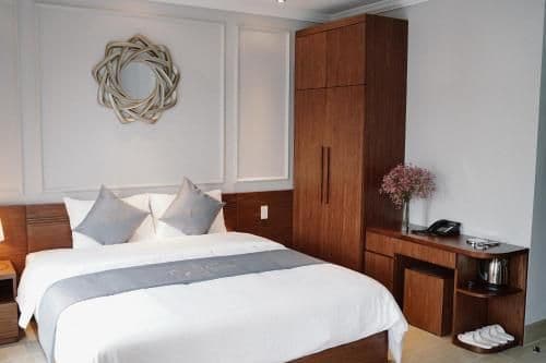 Deluxe Double Room with Side Sea View
