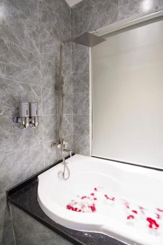 Studio with Spa Bath