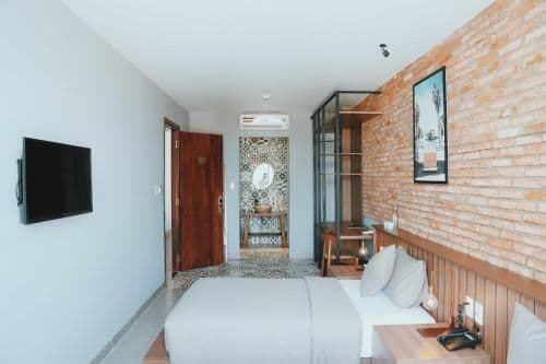 Triple Room with City View & Big Window, 01 Single & 01 King Bed