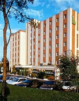 โรงแรมกัมปานีล เลอ บลอง เมสนีล (Campanile Le Blanc Mesnil Hotel)0