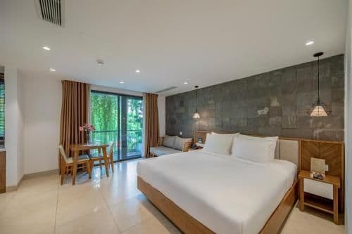 Deluxe Double Room with Balcony and Street View