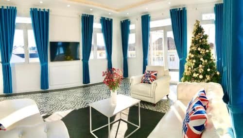Apartment with Mountain View