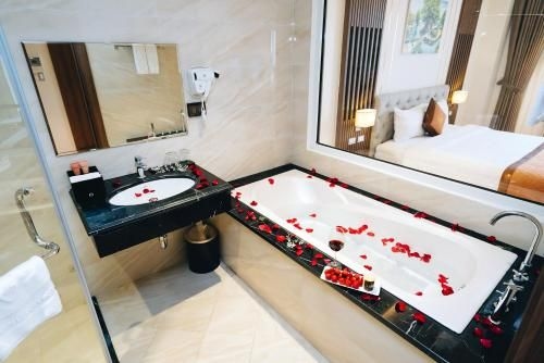 มัญ กวน ลักชัวรี โฮเต็ล (Manh Quan Luxury Hotel)1