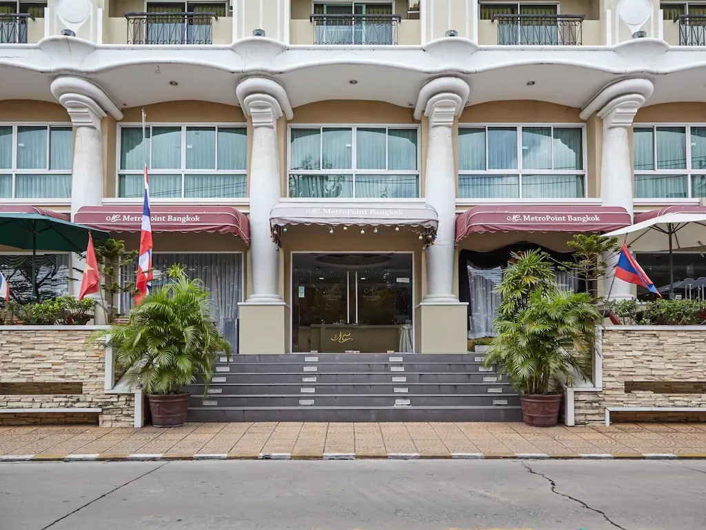 โรงแรมเมโทรพอยต์ (Metro Point Bangkok Hotel)1