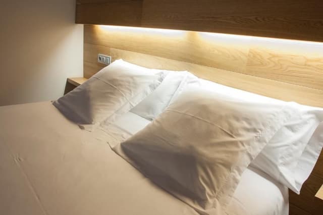DOUBLE WITH DOUBLE BED