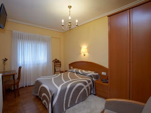DOUBLE WITH DOUBLE BED