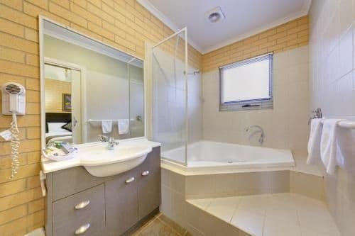 Two-Bedroom Apartment with Spa Bath