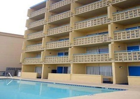 Econo Lodge Inn & Suites1