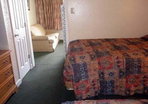 Econo Lodge Inn & Suites2
