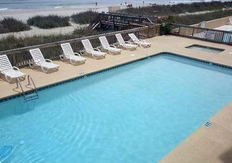 Econo Lodge Inn & Suites3