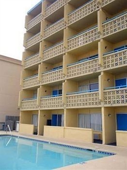 Econo Lodge Inn & Suites0