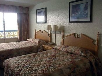 Econo Lodge Inn & Suites4