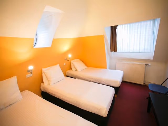 TRIPLE WITH SHARED BATHROOM
