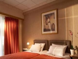 Piraeus Inn1