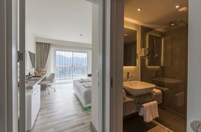 FAMILY ROOM SIDE SEA VIEW