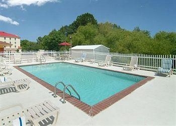Econo Lodge Inn & Suites3