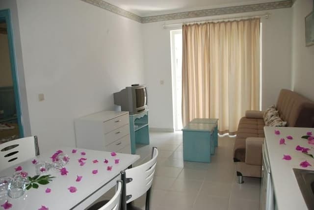 FAMILY ROOM ANNEX