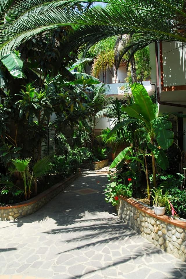 APARTMENT GARDEN VIEW