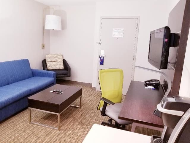 SUITE QUEEN SIZE BED