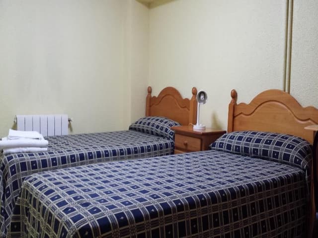SINGLE WITH SHARED BATHROOM