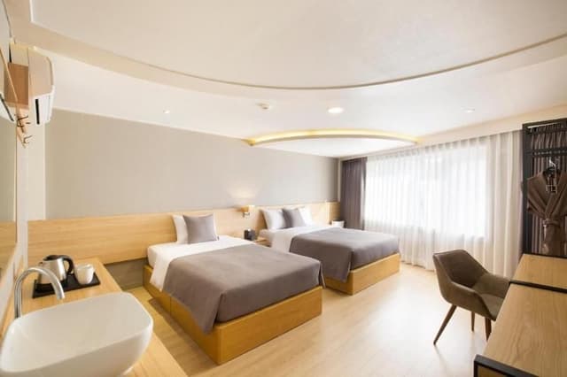 FAMILY ROOM TWO BEDS