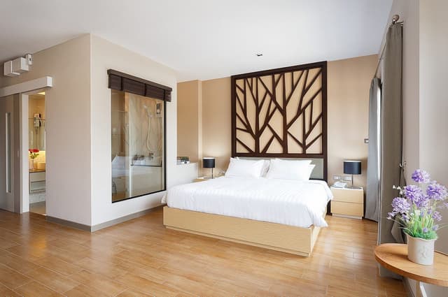 Delxue King Bed