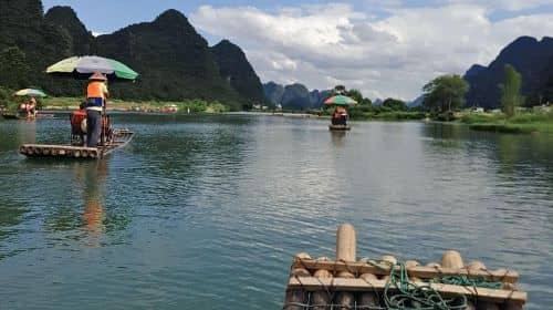 รับจากสนามบินกุ้ยหลิน (KWL) และทัวร์ส่วนตัวบนเรือไม้ไผ่ Yulong ที่หยางโช่ว
