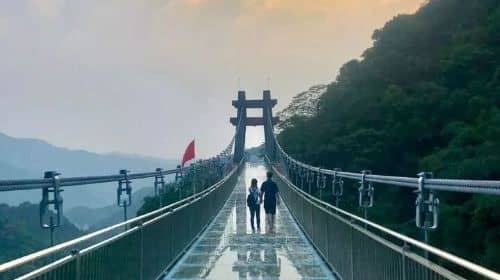 Gulong Gorge Skywalk Glass Bridge and Amusement Park Private Tour