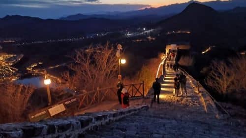ทัวร์กำแพงเมืองจีนที่ประดับไฟสวยงามที่เขตซื่อหม่าไถและเมืองน้ำกู๋เป่ยพร้อมอาหารค่ำ