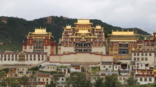 Shangri-La Day Tour with Ganden Monastery, Napahai Lake and Tibetan Town