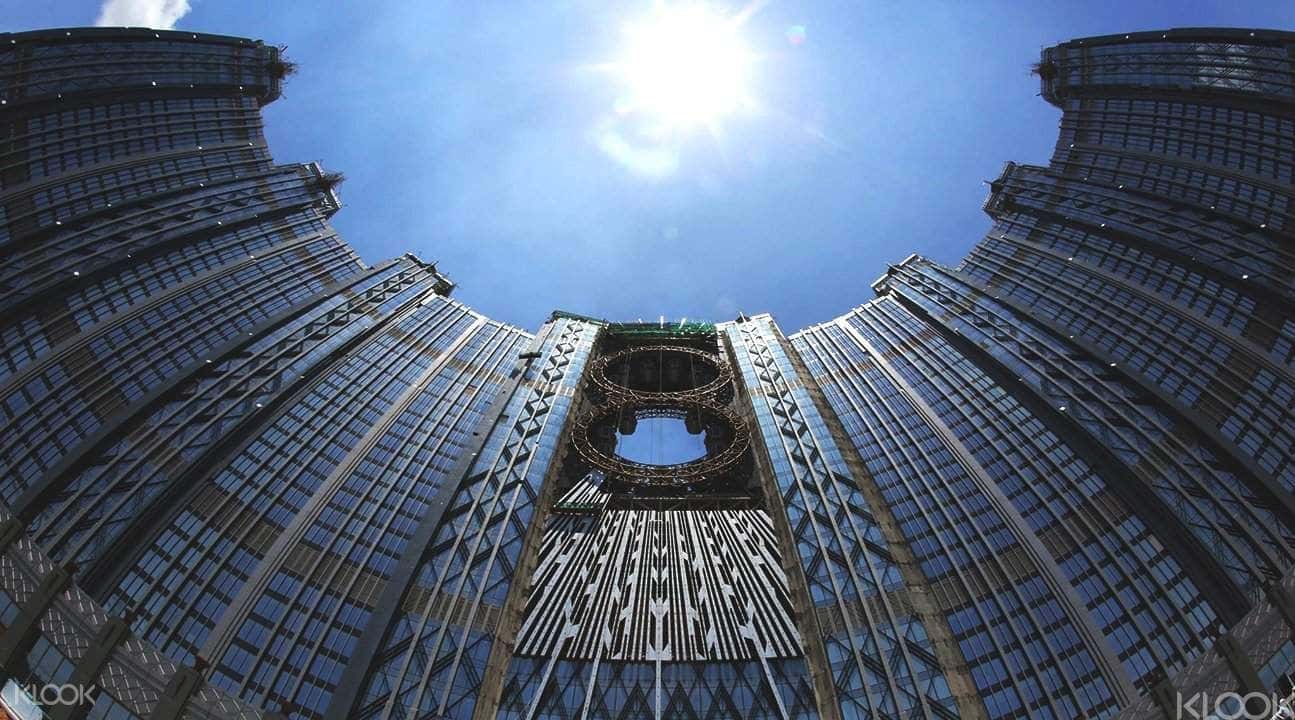 Golden Reel Ferris Wheel in Studio City Macau1
