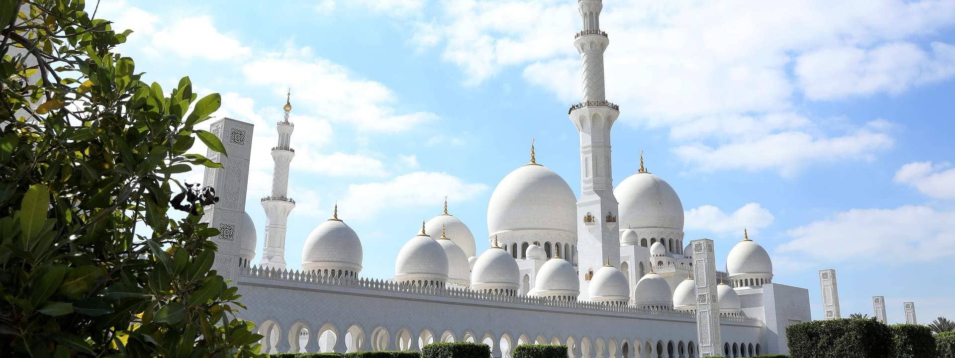 Abu Dhabi Half Day City Tour with Qasr Al Watan and Etihad Towers Admission