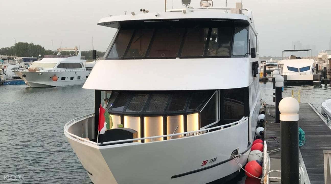 Abu Dhabi Luxury Yacht Dinner Cruise1