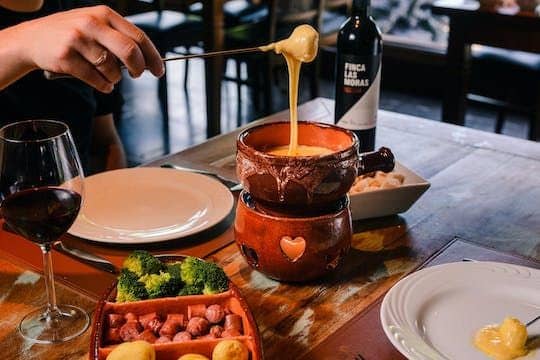 Swiss night in Gramado with fondue dinner
