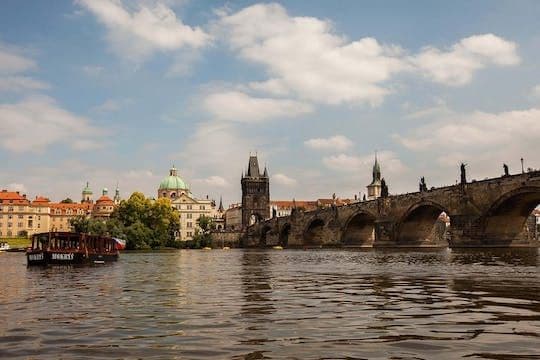 Prague old town, river cruise and Prague castle sightseeing tour including lunch